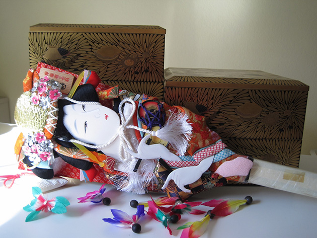 重箱と羽子板 Photo © Chizuko Higuchi