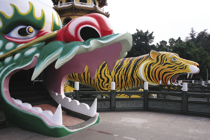 高雄の観光名所「蓮池」。龍の口から塔に入って、虎の口から出ると、運気が上昇すると言われている Photo © Mirei Sato