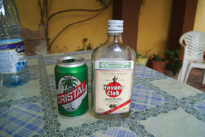 キューバで人気のビール「Cristal」とラム「Havana Club」。「日差しが強いキューバでは昼からビールを飲むんだ。夜になるとラムだね」とのこと