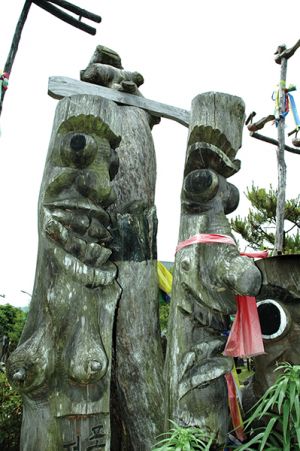 村の所々に立つ木柱、チャンスン。魔除け目的で、男女の性器に見立てたものも