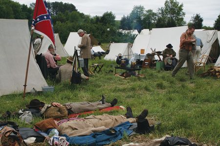 参加者は戦闘期間中、テントを張って寝泊まりし、自炊する。相当の思い入れがなければ楽しめない？