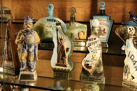 バーボンのボトルなど、ユニークなメモラビリアも展示されている＝ジム・ビーム蒸留所で