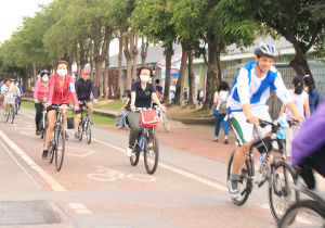 自転車をレンタルして、ピア２地区を走る人たち