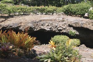 マウナラニの敷地内には、溶岩がつくった洞窟も残る