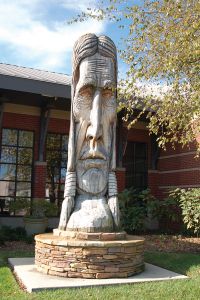 ブライス・フェリーの近く、クリーブランドの博物館にある像「Cherokee Chieftain」。彫刻家ピーター・ウォルフ・トースが50州に設置した「Trail of the Whispering Giants」の一つ
