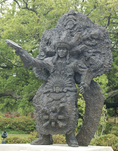コンゴ・スクエアにあるマルディグラ・インディアンの像。奴隷制時代、先住民が黒人奴隷の逃亡を手助けしたり、自由黒人と先住民の間で交易が盛んだったりしたことから、オマージュとして建てられた