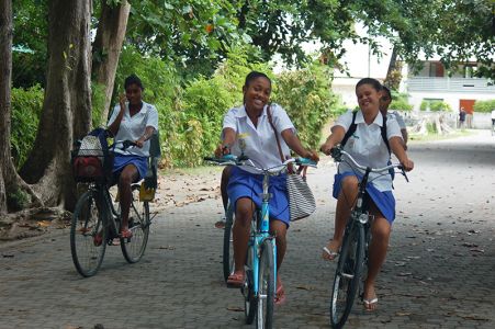 自転車で走り去る子供たち