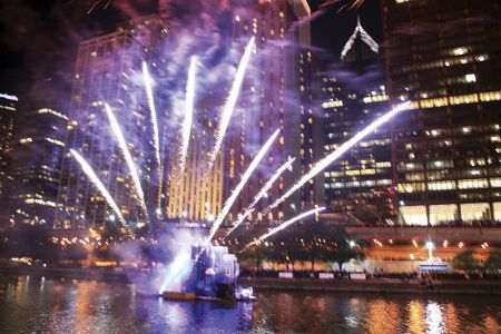 炎と花火で「シカゴ大火」を再現したイベント。シカゴ・リバーの水上で昨年10月に初めて行われた