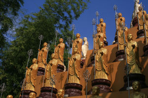 金色の仏像が立ち並ぶ佛光山