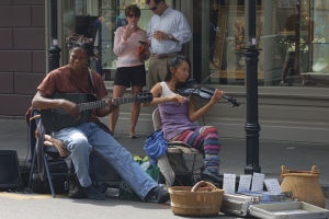 ロイヤル・ストリートで演奏する２人組