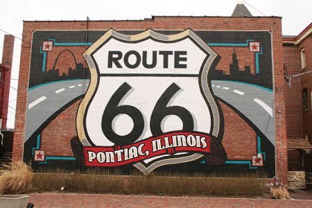 世界で最も大きな、ルート66の道路標識＝ポンティアックで