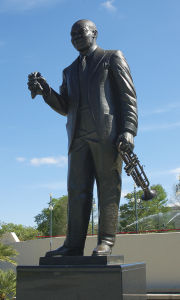 ニューオーリンズ生まれのジャズの巨人、ルイス・アームストロングの像（＊日本語では「ルイ」と呼ぶことが多い） 