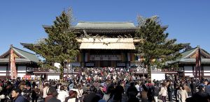 成田山新勝寺。初詣客の数は、日本一。「交通安全の守り神」としても知られており、首都圏では新車に成田山の御守を飾る人が多い（提供写真）