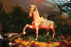 「ウィン」のロビーに飾られた馬の彫刻。赤く塗って金箔を施した