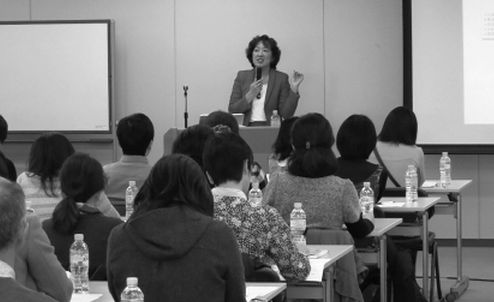日本で受講生たちを相手に講義中の清水さん