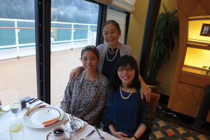 船内レストラン「パロ」にてランチ。ドレスコードがあり、緊張しながらも、とても美味しかったです（左から、稲田ともさん、須美子さん、あづみさん）
