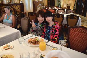 船内レストラン「Royal Palace」でランチをする鎌苅紗也香さん（左）と香里さん