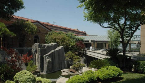 ロサンゼルス・リトル東京の近く、ボイルハイツにある敬老の施設の入り口。日本庭園もある Photo © Mirei Sato