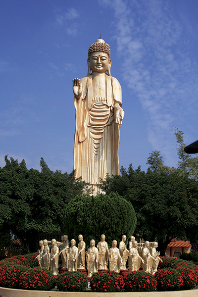 金色の仏像が立ち並ぶ Photo © Mirei Sato
