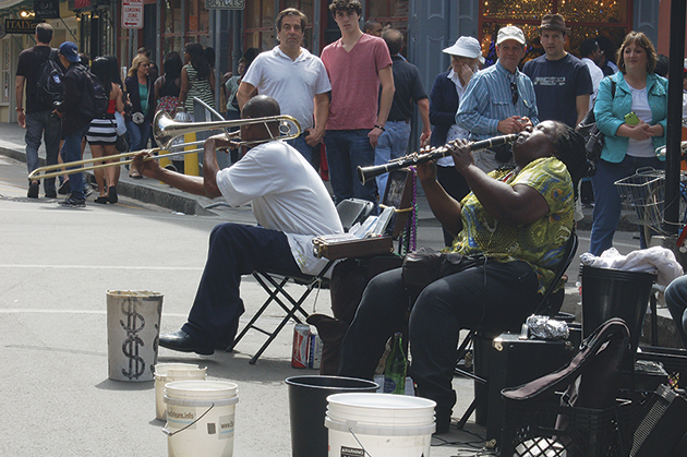 ロイヤル・ストリートで演奏するミュージシャン Photo © Mirei Sato