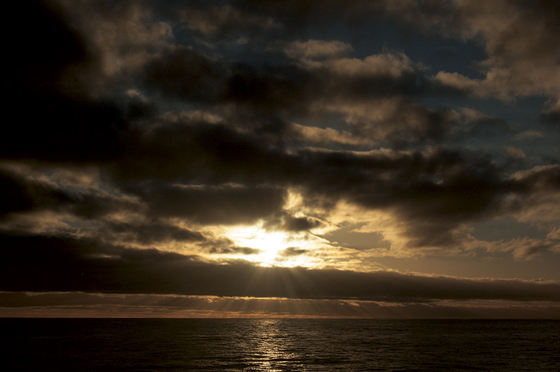 黄金色の夕日。明日はいよいよ南極上陸＝３日目 Photo © Mirei Sato