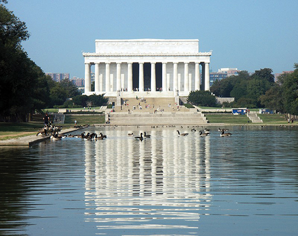 アメリカ史の重要な舞台になってきたリンカーン・メモリアルと、リフレクション・プールCourtesy of Destination DC