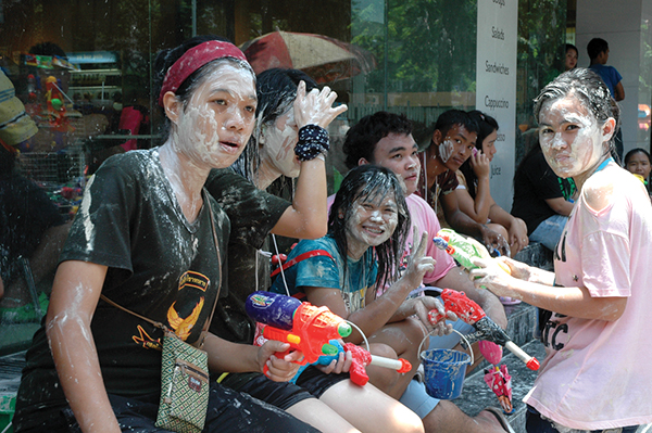 タイでは、許可なく他人に触れるのはマナーが悪いこととされているが、ソンクラーンではOK？＝バンコクの繁華街シーロム通りでPhoto © Mirei Sato