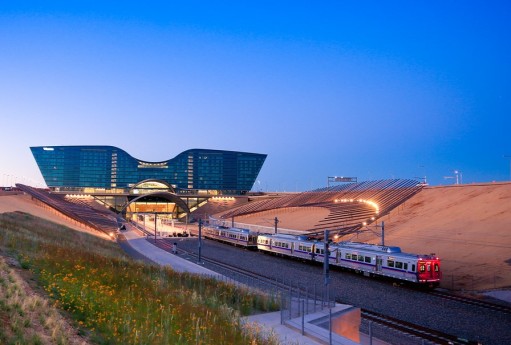 デンバー観光が一層便利に 空港と市中心部を結ぶ電車 4月22日から開通 U S Frontline フロントライン