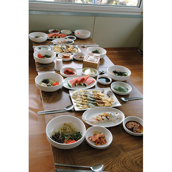 祭礼料理チェサ。おかずはビビンバ風にご飯と混ぜて。韓国料理にしては比較的あっさりした味Photo © Mirei Sato