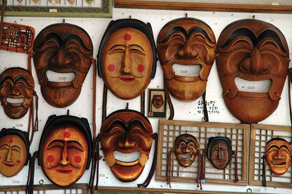 ハンノキに彫って漆を塗った仮面は、国宝指定の工芸品。 毎年10月の仮面フェスティバルには大勢の観光客が訪れるPhoto © Mirei Sato