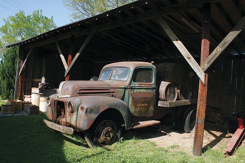 密造時代のもの？　銃弾の跡が残る古い車 Photo © Mirei Sato