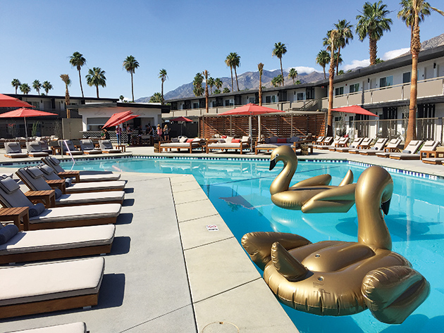 新しいホテル「V Palm Springs」のプールサイド Photo © Mirei Sato