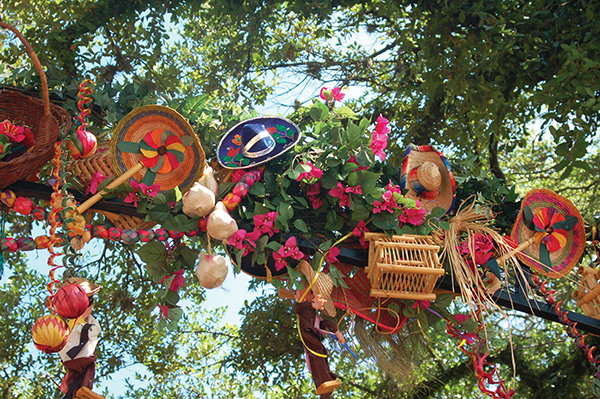 ニオーサの会場の飾りつけ。フィエスタは、サンアントニオの文化と歴史を祝う大事なお祭りだ Photo © Mirei Sato