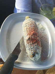 アリゾナ名物「Mexican Snow Corn」。メキシコのチーズcotija、パプリカ、ハバネロ、自家製アイオリソースでトウモロコシを食べる＝「Joyride Taco House」Photo © Mirei Sato